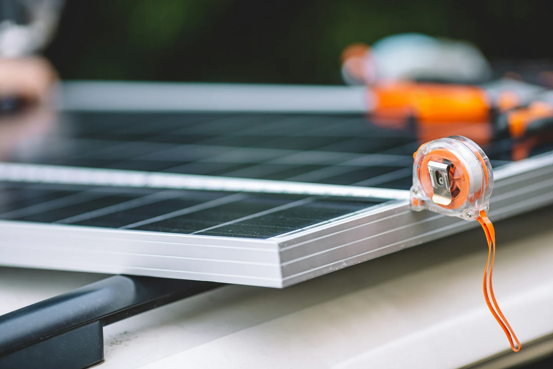 Contrôle dimensionnel d'un panneau solaire Mètre ruban utilisé pour contrôler les dimensions d'un module photovoltaïque