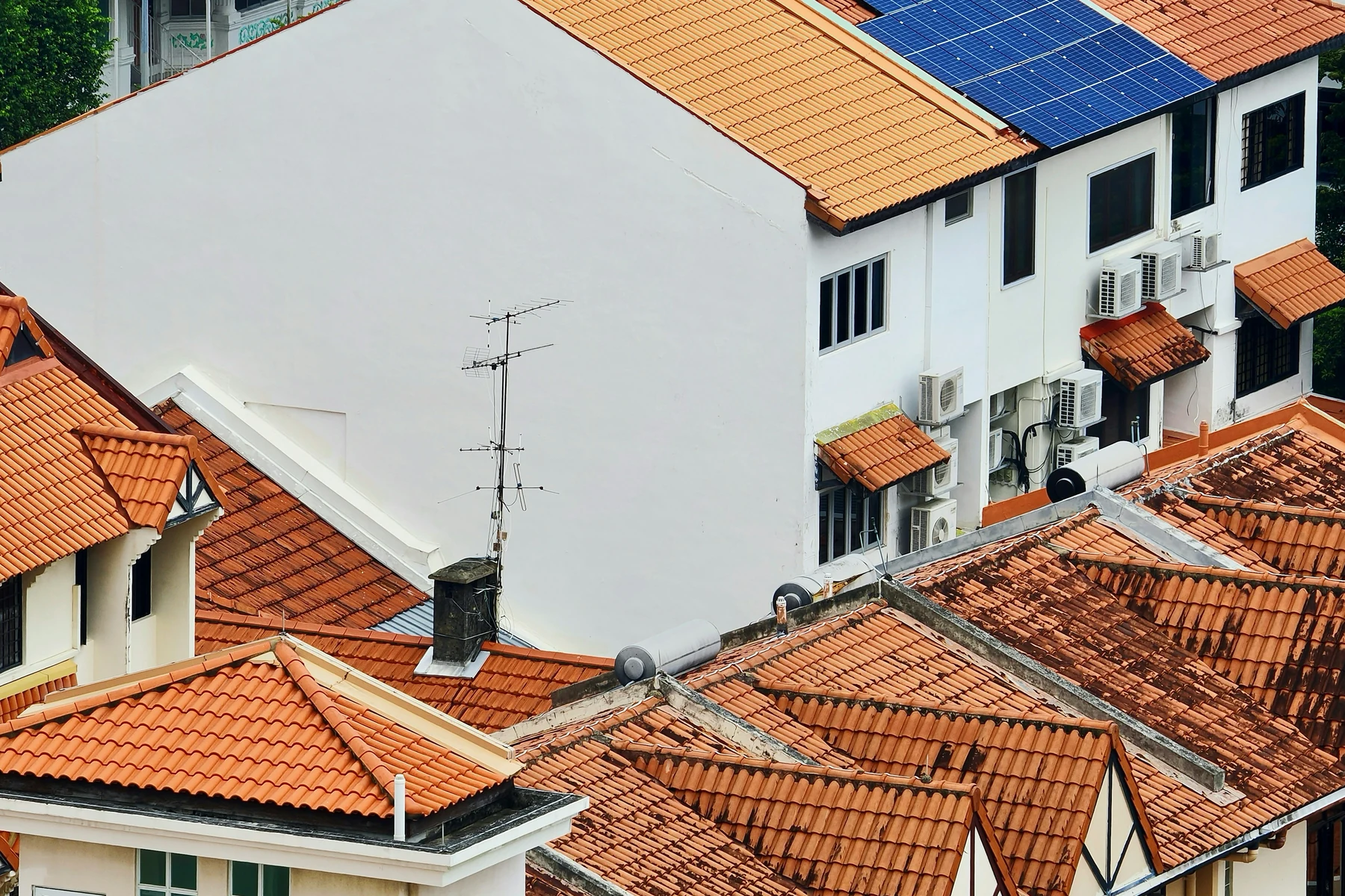 Solaire dans un tissu résidentiel Panneaux photovoltaïques intégrés parmi plusieurs toitures résidentielles en tuiles