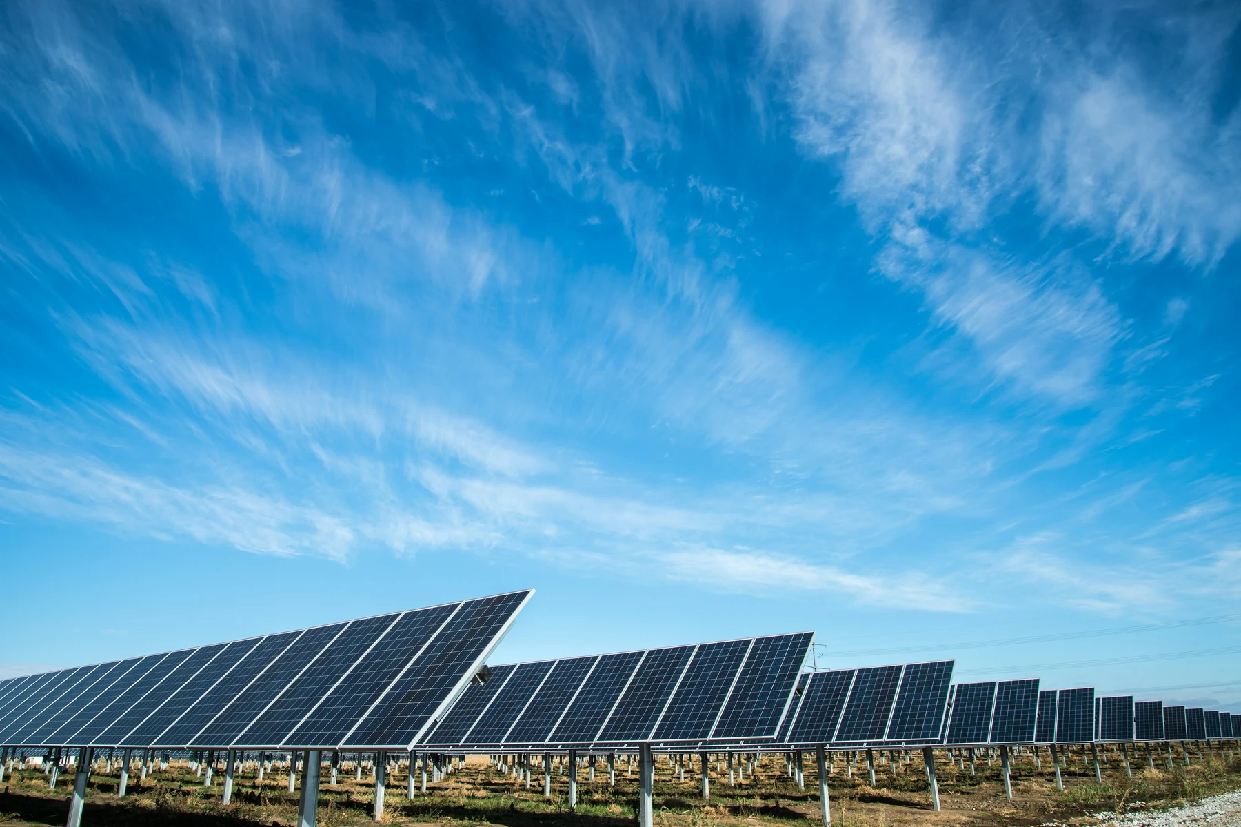 Production solaire en paysage rural Alignement de panneaux photovoltaïques sous un vaste ciel dans un paysage rural