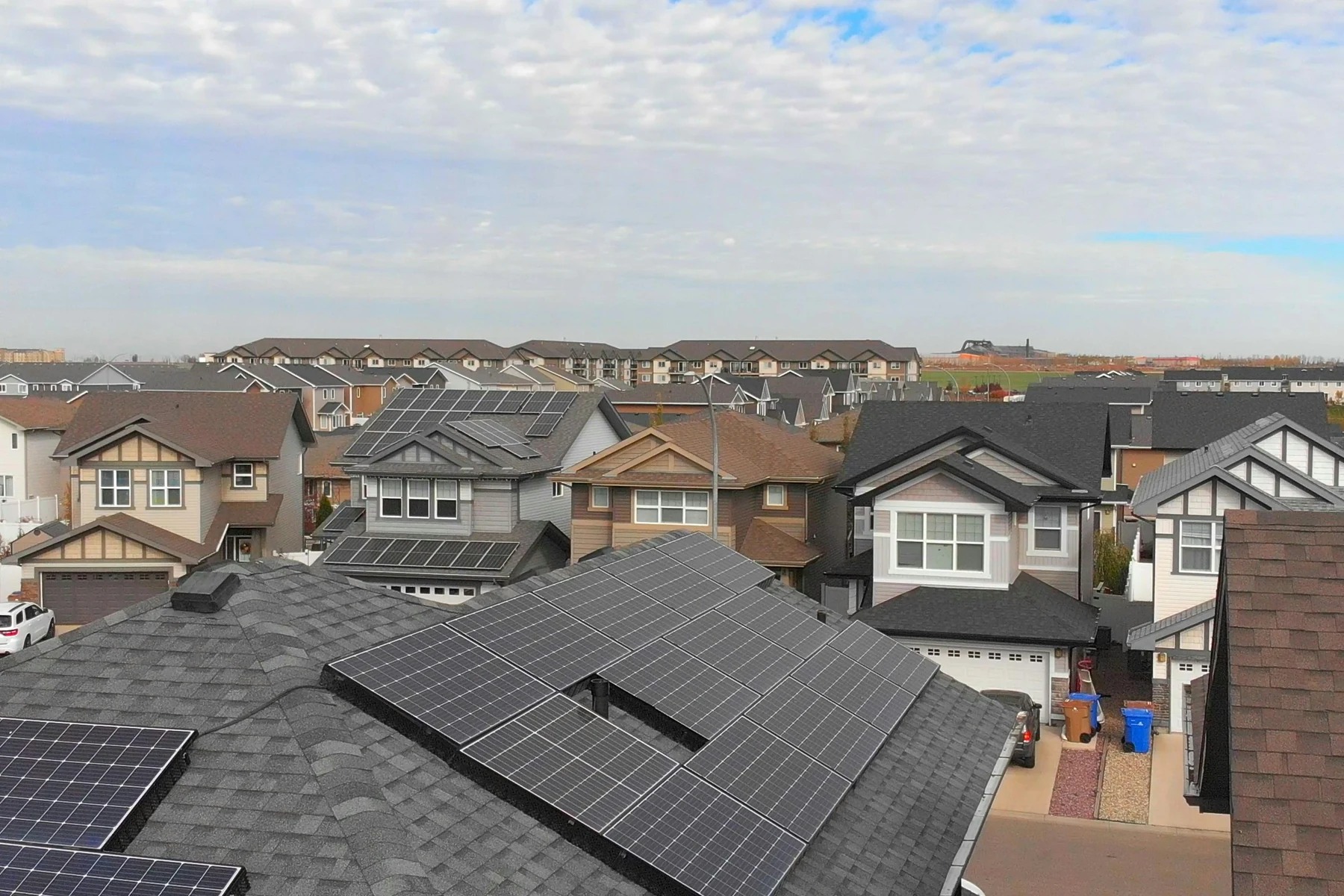 Installation solaire sur une maison Toitures de maisons résidentielles dont l'une est équipée de panneaux photovoltaïques
